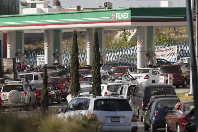 Mexicanos "gastan" fin de semana para cargar gasolina ante desabastecimiento