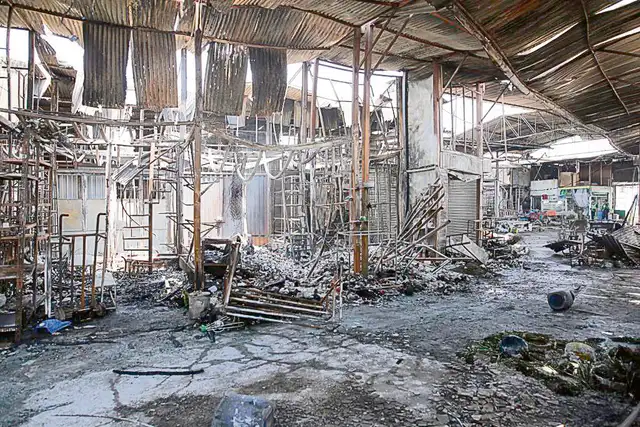 CENIZAS. Así luce el mercado. El fuego arrasó con todo.