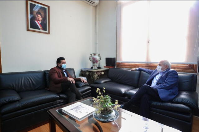 Alcalde de La Molina, Álvaro Paz de la Barra, en reunión con el primer ministro Pedro Cateriano. Foto: Ampe.