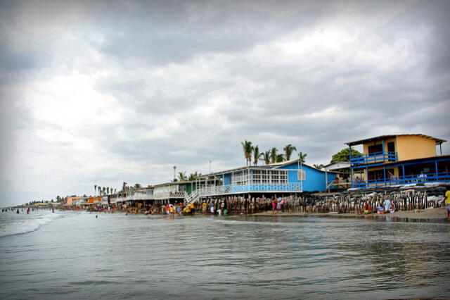 El balneario de Colán se caracteriza por sus casonas de madera aledañas a la orilla. Foto: Flickr