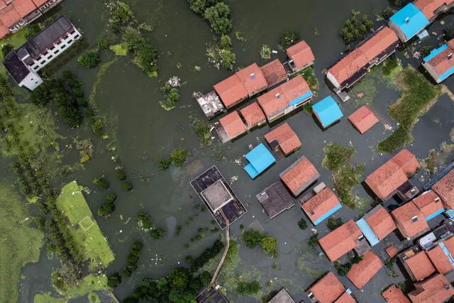 China: explotan una represa tras decenas de muertes que provocaron las inundaciones