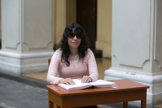 Arriba, Gianella Marín, ávida lectora de la sala para personas con discapacidad visual. Foto: Marco Cotrina/LR.