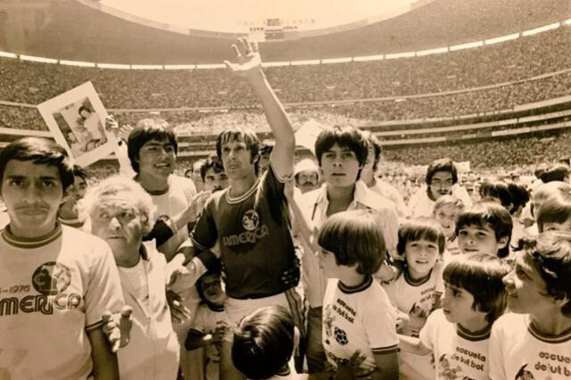 Enrique Borja se retiró del fútbol con la camiseta de América en 1977 por 120 mil personas en el Estadio Azteca. Foto: Twitter/@MXESTADIOS