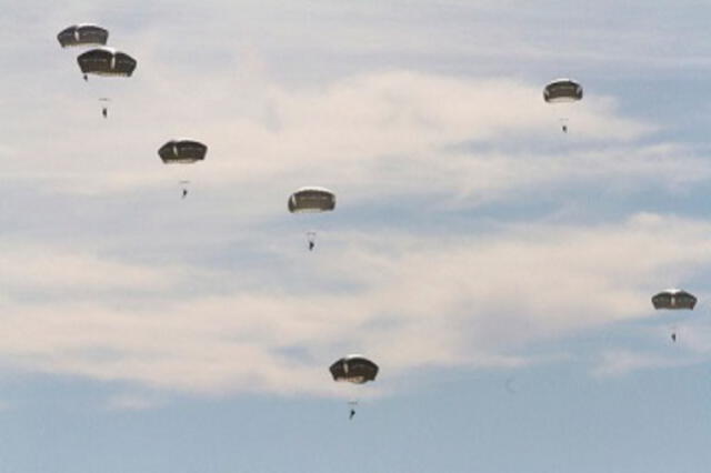 Los paracaidistas tendrán que realizar ejercicios tácticos, con los cuales se simulará la seguridad de un aeródromo. Foto: Comando Sur