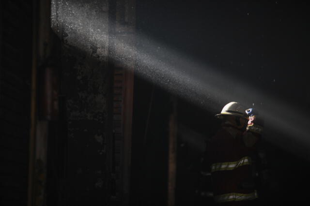 Bomberos logran ingresar a la galería Nicolini en busca de los desaparecidos [FOTOS]