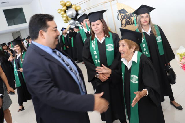 Adulta mayor cumplió su sueño al graduarse del bachillerato en México