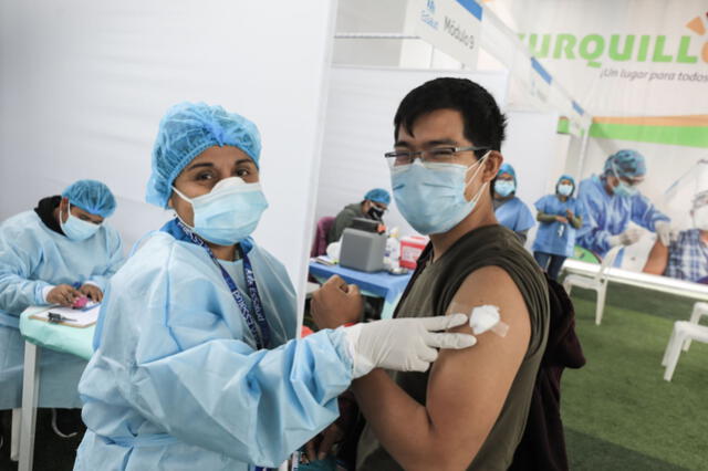 La cuarta dosis de la vacuna contra la COVID-19 se viene aplicando a los adultos mayores de 70 años. Foto: Andina
