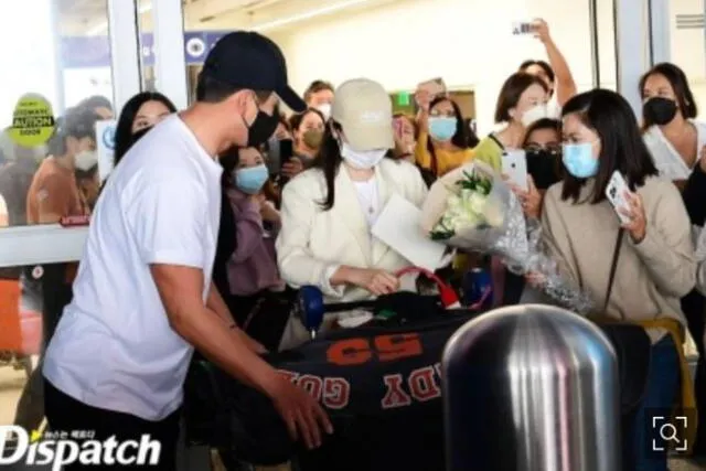 Hyun Bin y Son Ye Jin en el aeropuerto de Los Angeles. Foto: Dispatch