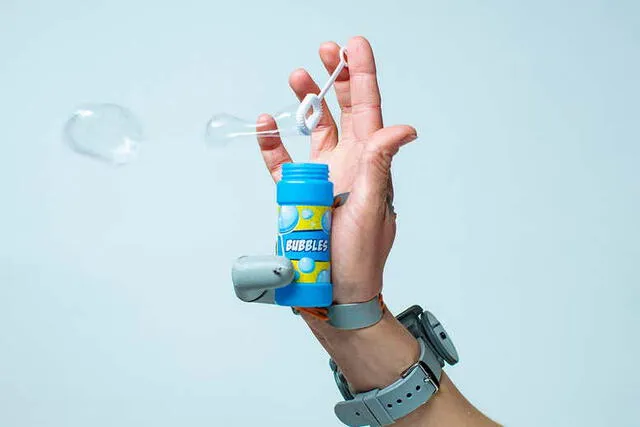 El pulgar fue hecho con una impresora 3D y se conecta a los movimientos de los pies. Foto: New Scientist