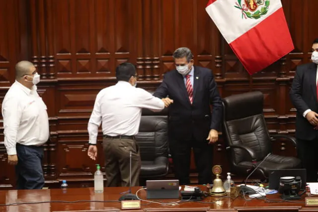 Primer ministro, Vicente Zeballos, y Manuel Merino, presidente del Congreso, saludándose a la distancia y con el codo por la pandemia de coronavirus.