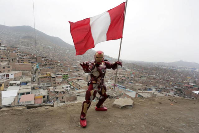 Ciudadano disfrazado de Iron Man realzando el sentimiento patrio desde un asentamiento humano. Foto: Presidencia.