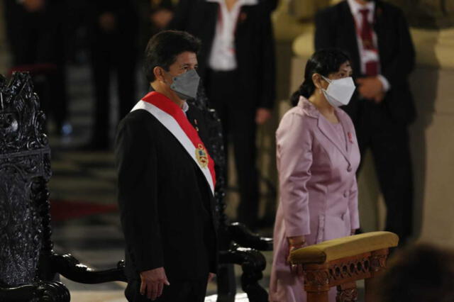 La Primera Dama ha utilizado un llamativo vestido color rosa. Foto: Gerardo Marín-La República