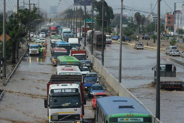 Lima puede ser declarada en emergencia si persisten fuertes lluvias y huaicos