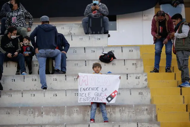 Mensaje. Hinchas de Melgar de todas las edades llegaron ayer a las tribunas. Foto: Rodrigo Talavera/ La República