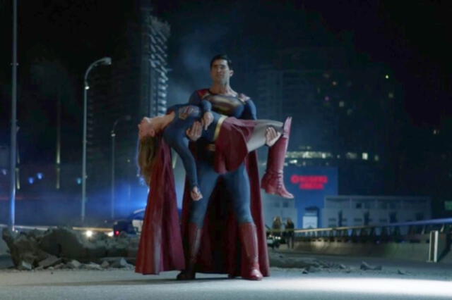 Superman sosteniendo a Supergirl, tal como se vio en el cómic de la década de los ochenta.
