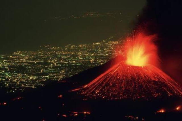 Foto 1- Erupción del volcán Etna. Foto: captura en Facebook.