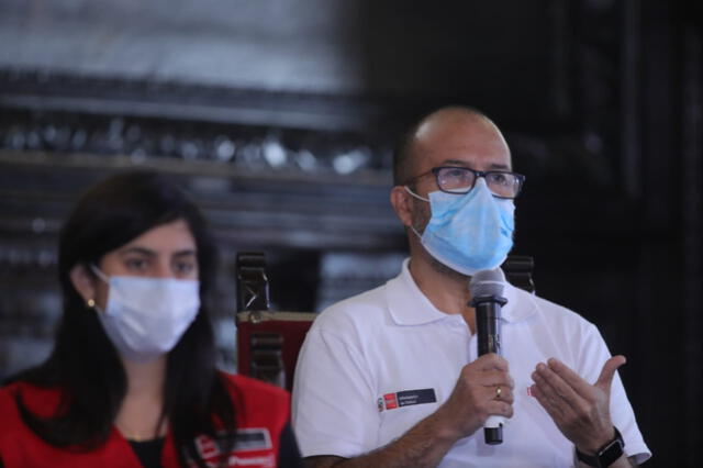 Víctor Zamora aseguró que se está evaluando constantemente los protocolos de intervención a los pacientes en los centros de salud. Foto: Presidencia.