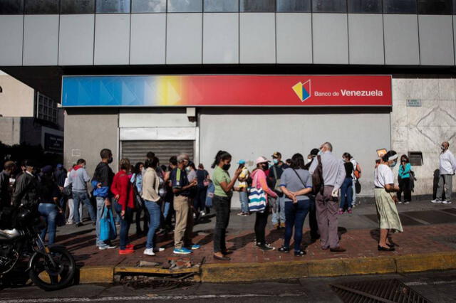  Revisa cuánto te podrían cobrar por retirar dólares desde el Banco de Venezuela. Foto: Alnavío   