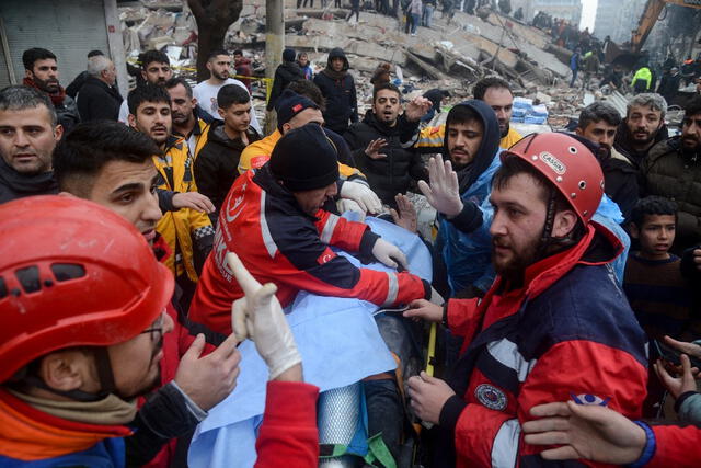 En Turquía, brigadistas vienen buscando a personas con vida o los cuerpos de sus fallecidos. Foto: AFP   