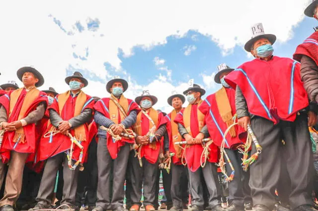 Ponchos rojos de Bolivia de la provincia de Omasuyos. Foto: Twitter de Luis Arce   