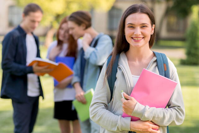 El Bono Enseñanza Media apoya a los estudiantes de Bachillerato de educación media y básica. Foto: Freepik