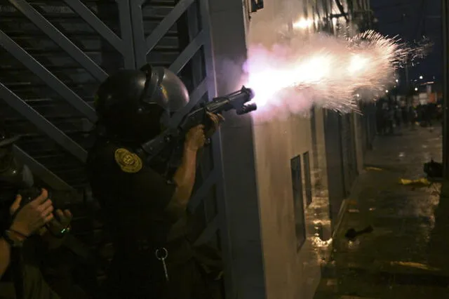 Efectivo policial durante las protestas con Dina Boluarte. Foto: AFP   