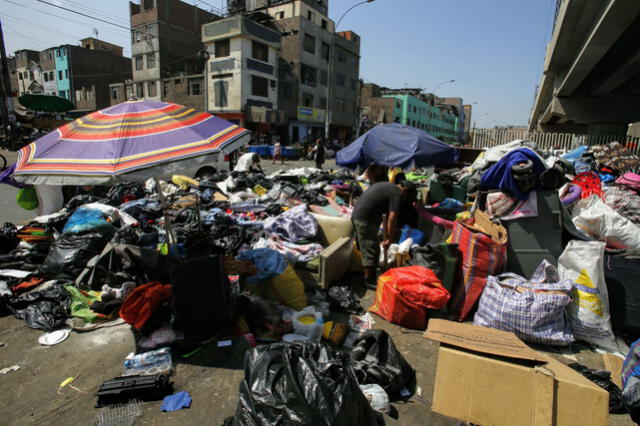 Los productos de la cachina mayormente se encuentran en el piso o triciclos. Foto: Andina   