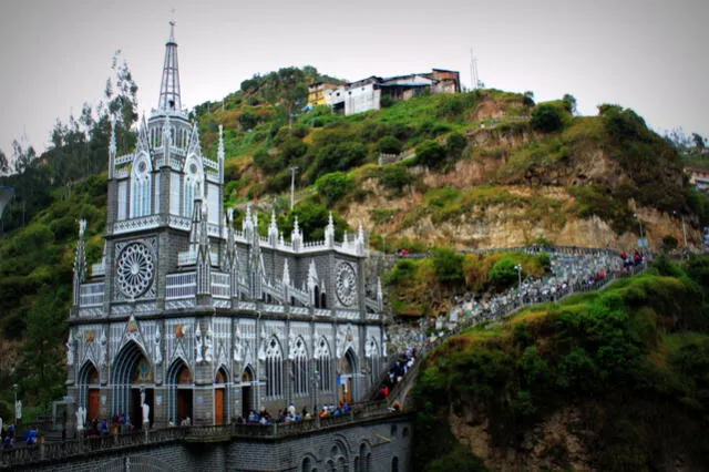  El Santuario de Nuestra Señora de Las Lajas está construido sobre el cañón del río Guáitara. Foto: Global Voices   