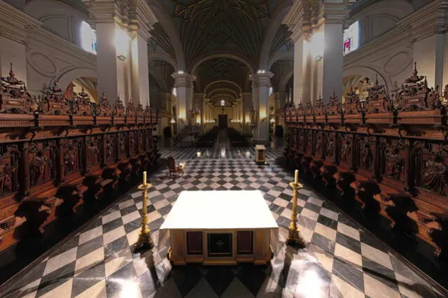  Vista del altar mayor y la sillería de la Catedral de Lima. Foto: Andina  