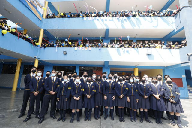 Promoción de colegio ingresó a dos universidades peruanas. 