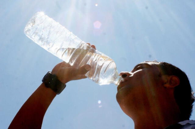  Beber abundante líquido es una importante recomendación ante el aumento de la temperatura en la costa. Foto: Noticias Madre De Dios    