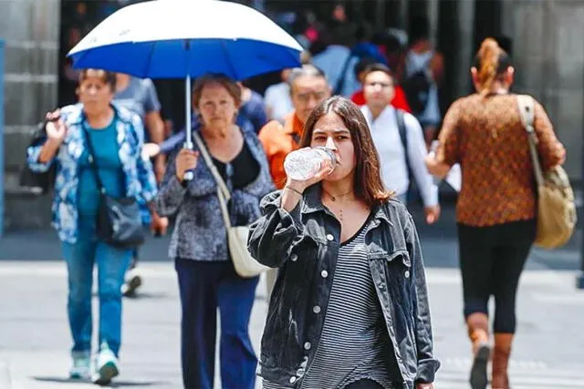  Beber agua es importante para evitar la deshidratación. Foto: El Peruano    