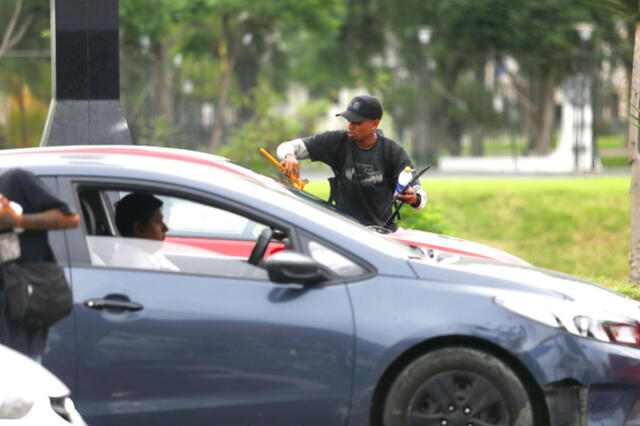  Los limpiaparabrisas pueden obtener un gran ingreso diario. Foto: difusión 