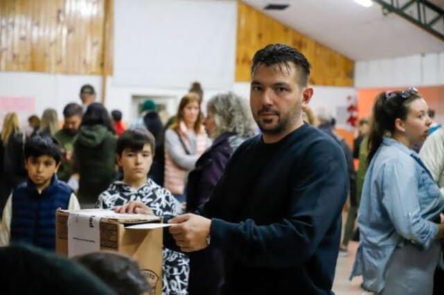 El candidato del partido Podemos Proyectar Río Negro (PPR), Gabriel Di Tullio, emitió su voto. Foto: Twitter/Carta Política.