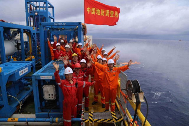  Equipo científico chino celebra la extracción exitosa de hidratos de metano. Foto: CGTN    