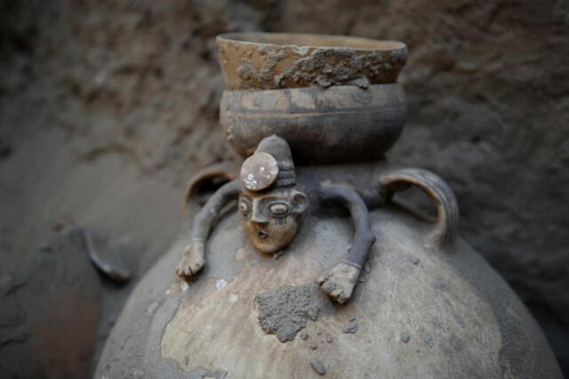  El líder preínca fue enterrado con objetos de gran valor para tener una vida después de la muerte. Foto: EFE   