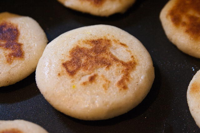 La arepa colombiana puede cocinarse frita o asada. Foto: Animalgourmet.com   