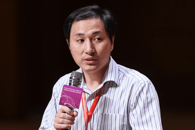  Jianku He, el científico chino a cargo del polémico experimento, purgó una condena de tres años. Foto: AFP   