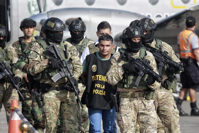 Camarada ‘Carlos’ es llevado a la Dirección de Aviación Policial. Foto: Antonio Melgarejo 