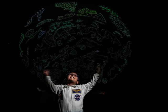  El niño Luka Cruz observa la proyección de las constelaciones en la gran cúpula del Planetario del IGP. Se necesita más difusión de estos proyectos. Foto: John Reyes - La República   