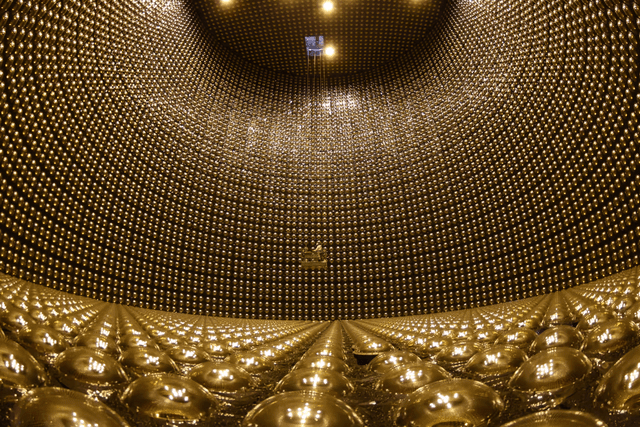  El interior del observador de neutrinos japonés Super-Kamiokande, que cuenta con 13.000 sensores fotodetectores. Foto: Universidad de Tokio / ICRR / Observatorio Kamioka 