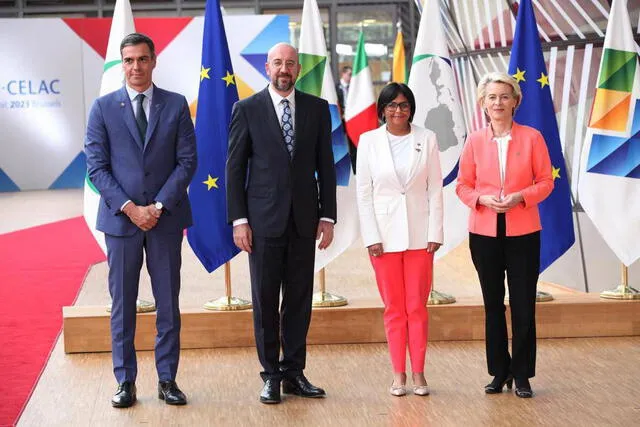Delcy Rodríguez junto al presidente del Gobierno de España, el presidente del Consejo Europeo y la presidenta de la Comisión Europea. Foto: Twitter/pueblosimon    