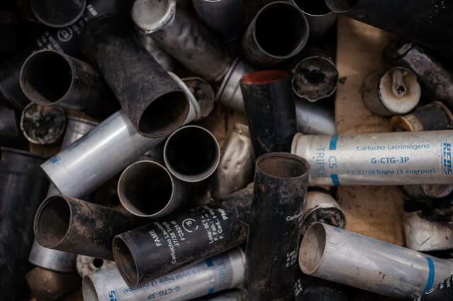 Latas de bombas lacrimógenas usadas durante protestas en enero de 2023. Foto: Ojo Público   