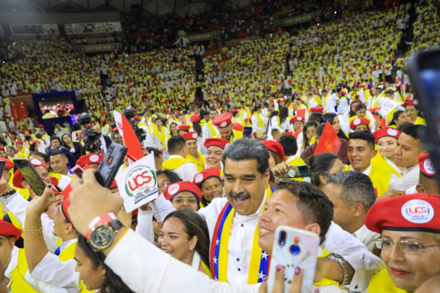 Nicolás Maduro participó de la ceremonia de graduación de la promoción 2023-II de la UCS. Foto: Nicolás Maduro/Twitter