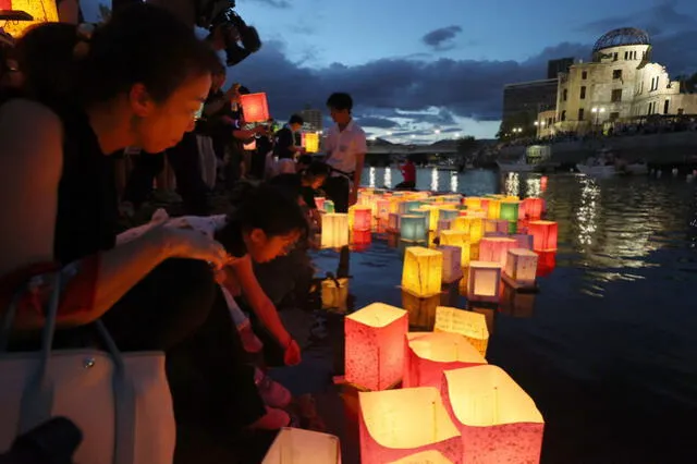  Los ciudadanos lanzan linternas de papel en el río Motoyasu en conmemoración a los fallecidos por el ataque de la primera bomba atómica. Foto: AFP    