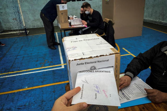 Centro de votaciones para las elecciones del 13 de agosto. Foto: EFE   
