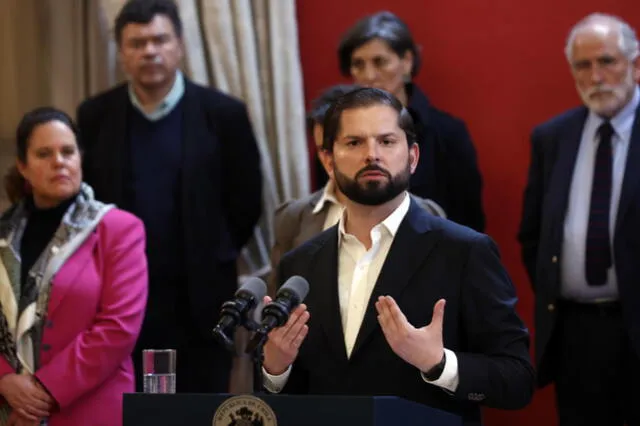 El presidente de Chile, Gabriel Boric, participó en la ceremonia de cambio de gabinete, en el Palacio de La Moneda, en Santiago. Foto: EFE   