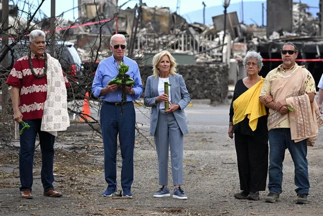 Joe Biden visitó la isla hawaiana Maui para evaluar los daños de la catástrofe forestal. Foto: AFP   