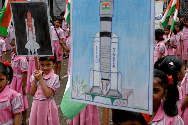 Estudiantes de la India muestran su apoyo a la nave Chandraayan-3. Foto: CNN   