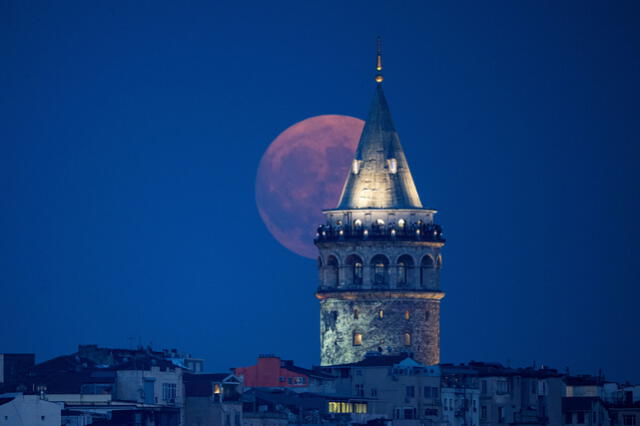 En Turquía, fue una vista espectacular cuando se vio la Superluna detrás de la aguja de la Torre de Gálata en Estambul. Foto: AFP 